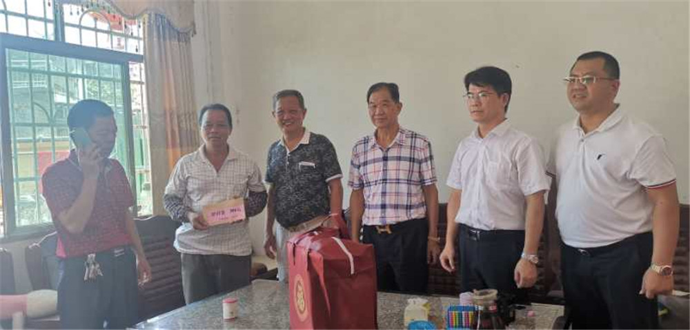 [賽思達(dá)烤箱]董事長唐樹松參加鐘落潭鎮(zhèn)商會扶困助學(xué)活動